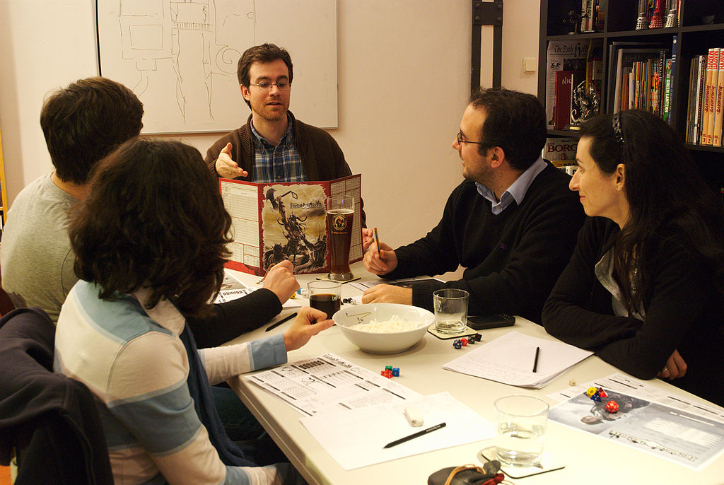 یک گروه دوست مشغول بازی کردن Dungeons & Dragons سر میز